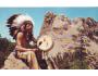 USA1960 Indián s bubínkem před horou Mt.Rushmore v Severní D