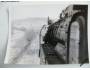 Fotografie černobílá parní lokomotivy za jízdy *4169