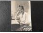 Žena u stolu - čb portrét, foto pohlednice 1918