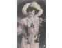 ŽENA V KLOBOUKU =COLOROVANÁ+KVĚTINY VE VÁZE=rok1911?*A5172