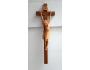 Dřevěný kříž s Ježíšem na zeď