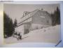 Pec pod Sněžkou chata Děvín, lyžaři - Krkonoše 1963 (Orbis)