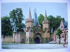 Hradec nad Moravicí - zámek - brána, staré auto Volha 1978