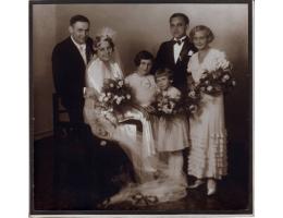 Svatební fotografie cca z roku 1930, rozměry: 18x17 cm