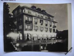 Luhačovice hotel Alexandria v noci - 1956 Orbis