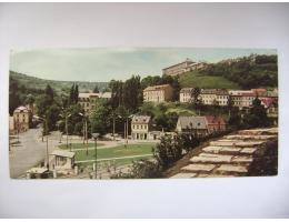 Jáchymov celk. pohled náměstí autobus. zastávka obchody 1969