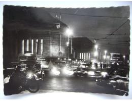 Leipzig NDR Lipsko - hlavní nádraží noční pohled auta 1961