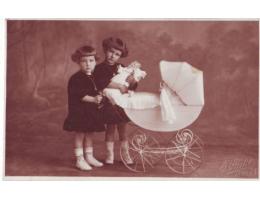2 děvčátka s kočárkem, pohednice z atelieru fotografa O.Šust
