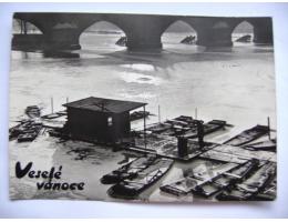 Praha Vltava přístaviště loděk v zimě foto Götz 1965 Orbis