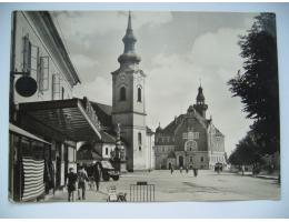 Hodonín Gottwaldovo náměstí kostel motorka kolo Tatra V3S
