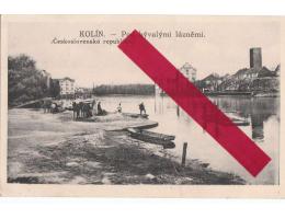 KOLÍN - Pod bývalými lázněmi - povozy - loďky - lidé