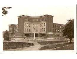 HRADEC KRÁLOVÉ-RAŠÍNOVO GYMNÁSIUM/r.1935?//M50-34