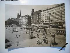 Brno: Náměstí Čs. armády, tramvaj, telef. budka (Orbis 1957)