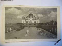 PLZEŇ: nádraží,auta, povoz, koně, dlaždiči - 1944 MF