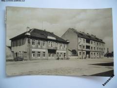 Bohušovice nad Ohří asi MNV nebo pošta, lidé kola 1958 Orbis